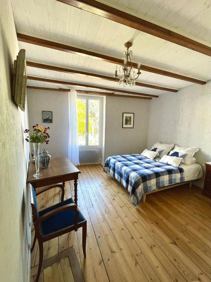 Javerlhac-et-la-Chapelle-Saint-Robert Chez Sarah - L'Escapade Bed & Breakfast エクステリア 写真