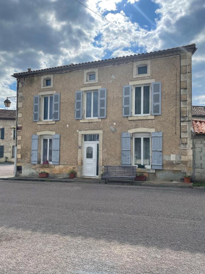Javerlhac-et-la-Chapelle-Saint-Robert Chez Sarah - L'Escapade Bed & Breakfast エクステリア 写真